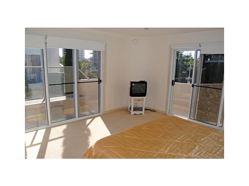 2/42 Tedder Avenue, Main Beach QLD 4217
