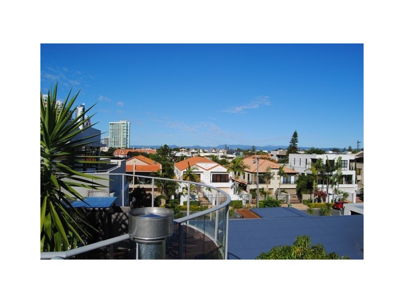 2/42 Tedder Avenue, Main Beach QLD 4217