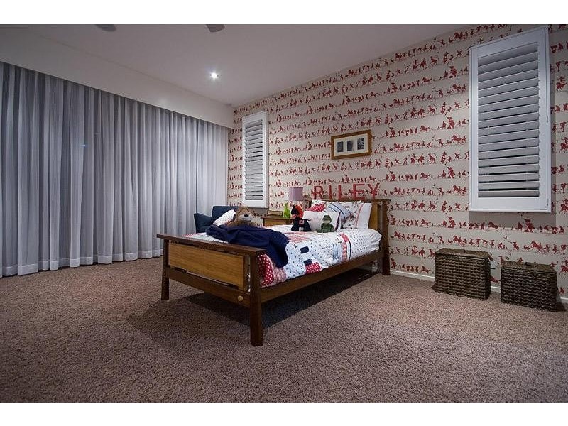 30 Royal Albert Crescent, Sovereign Islands QLD 4216