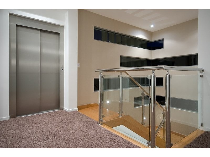 30 Royal Albert Crescent, Sovereign Islands QLD 4216