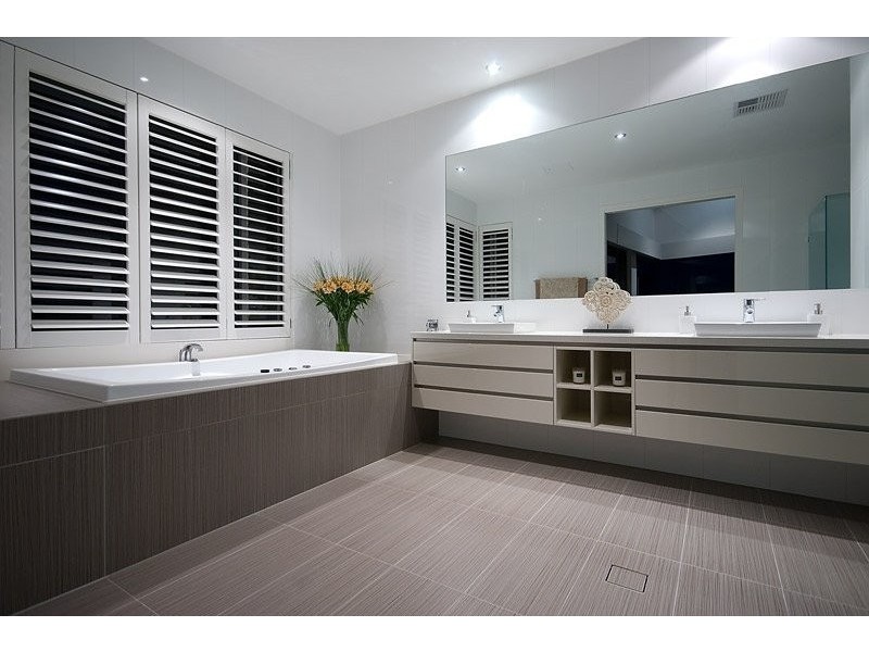 30 Royal Albert Crescent, Sovereign Islands QLD 4216