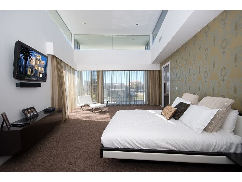 30 Royal Albert Crescent, Sovereign Islands QLD 4216