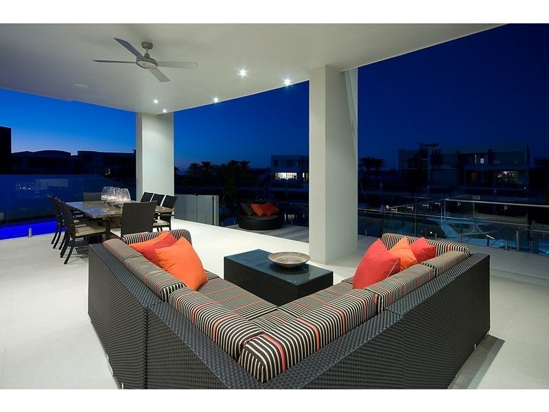 30 Royal Albert Crescent, Sovereign Islands QLD 4216