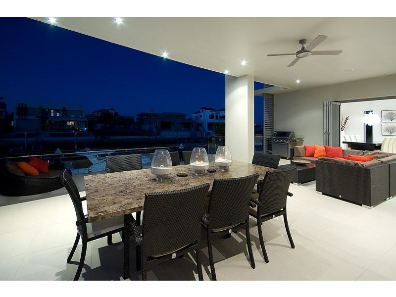 30 Royal Albert Crescent, Sovereign Islands QLD 4216