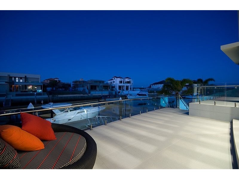 30 Royal Albert Crescent, Sovereign Islands QLD 4216