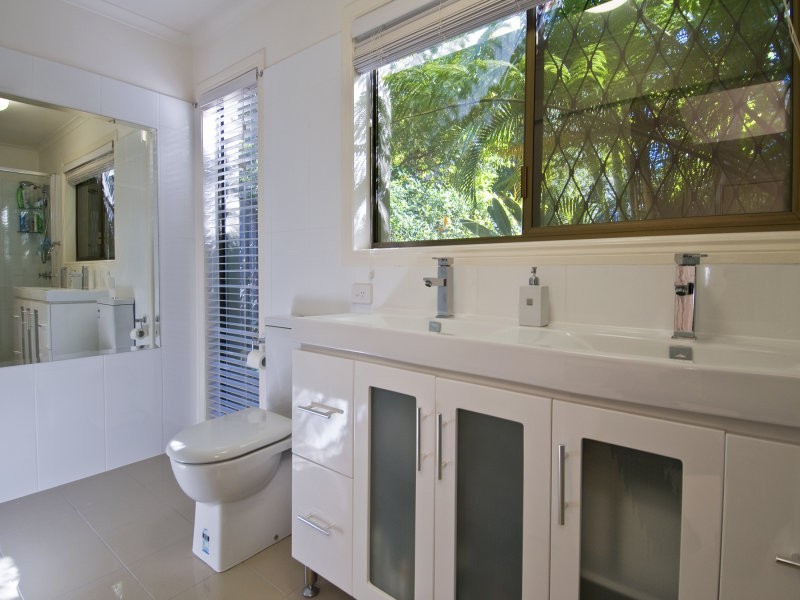 6 Evans Drive, Benowa QLD 4217