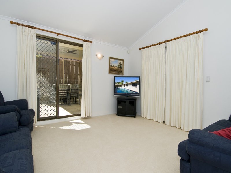 6 Evans Drive, Benowa QLD 4217