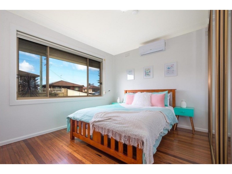 72 Weringa Avenue, Lake Heights NSW 2502