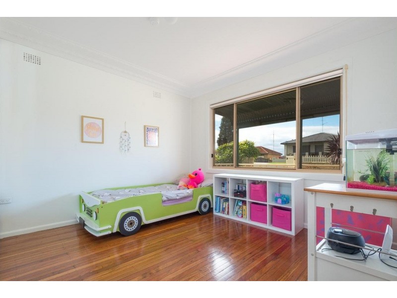 72 Weringa Avenue, Lake Heights NSW 2502