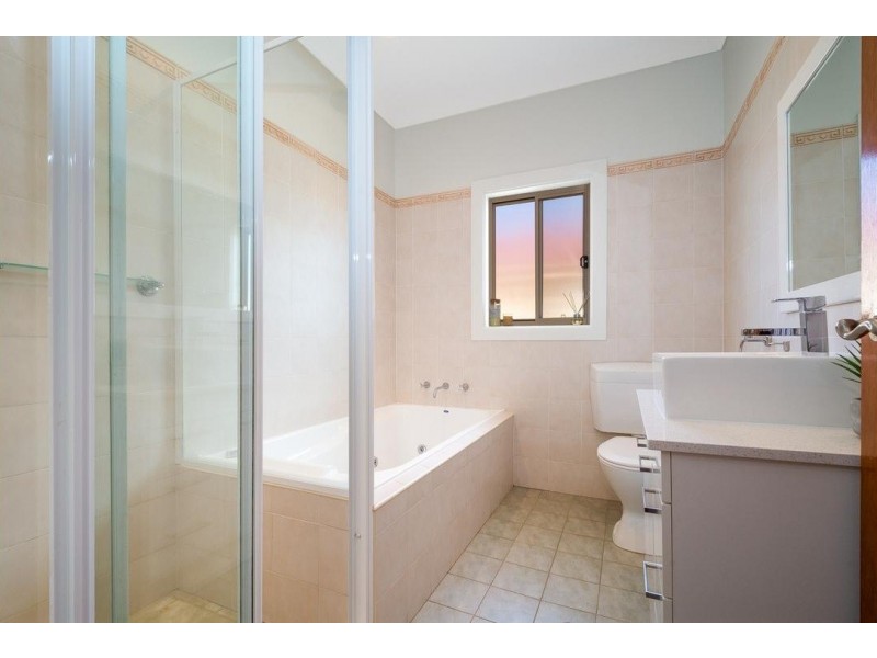 72 Weringa Avenue, Lake Heights NSW 2502