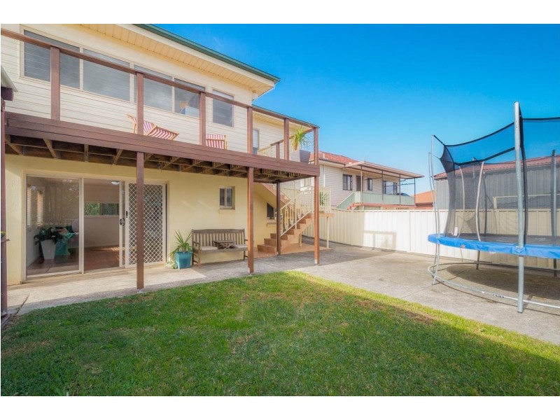 72 Weringa Avenue, Lake Heights NSW 2502