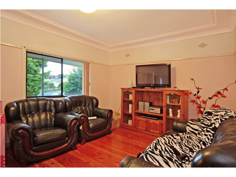 15 Lake Heights Road, Lake Heights NSW 2502