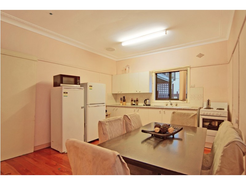 15 Lake Heights Road, Lake Heights NSW 2502