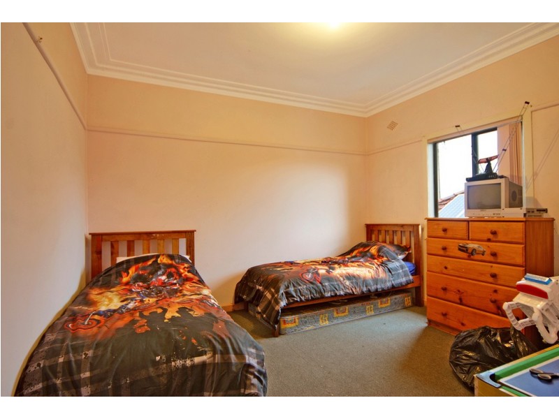 15 Lake Heights Road, Lake Heights NSW 2502