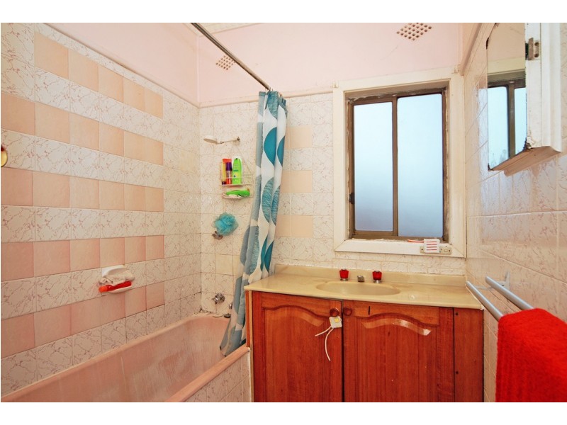 15 Lake Heights Road, Lake Heights NSW 2502