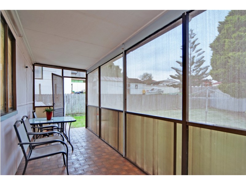 15 Lake Heights Road, Lake Heights NSW 2502