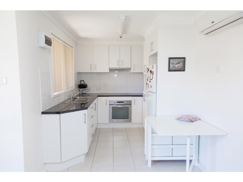2/57 Parkes St, Oak Flats NSW 2529
