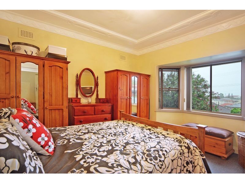 13 Lake Heights Road, Lake Heights NSW 2502
