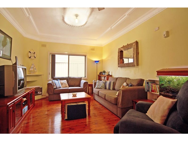 13 Lake Heights Road, Lake Heights NSW 2502