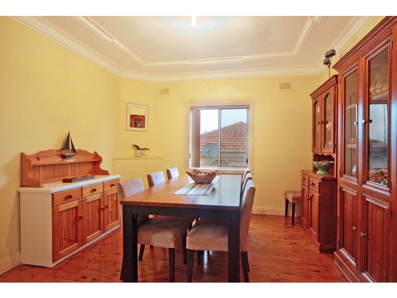 13 Lake Heights Road, Lake Heights NSW 2502