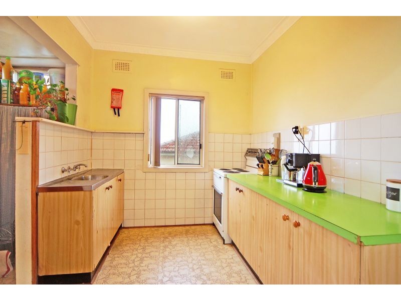 13 Lake Heights Road, Lake Heights NSW 2502