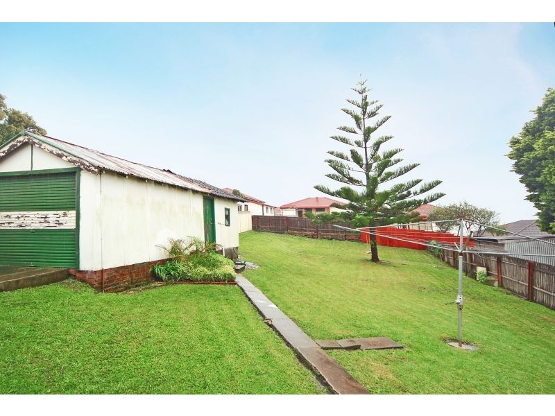 13 Lake Heights Road, Lake Heights NSW 2502