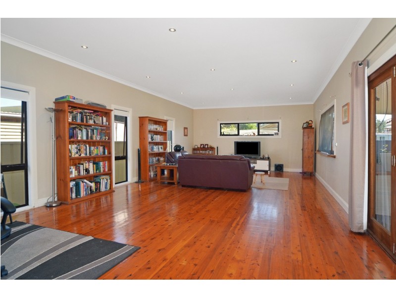 43 Woodford Avenue, Warilla NSW 2528