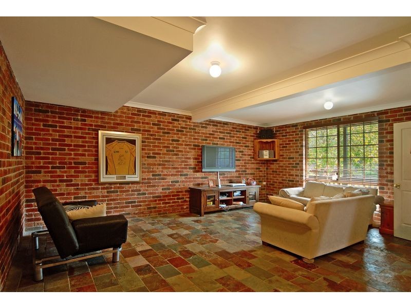 35 Valley Drive, Figtree NSW 2525