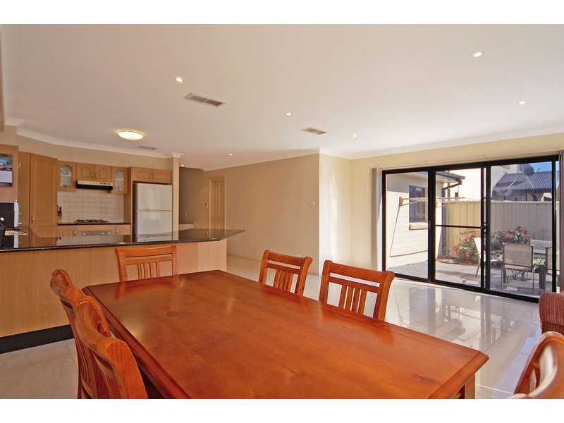 2/42 Seymour Drive, Flinders NSW 2529