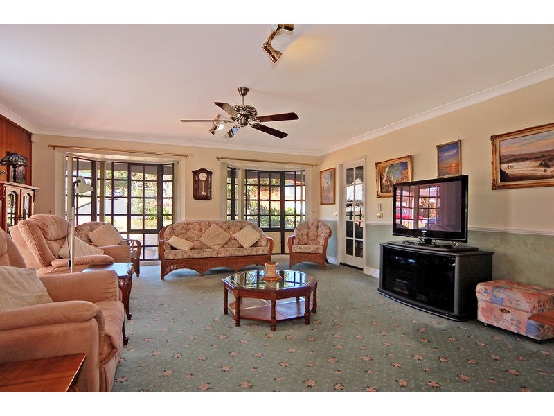 10 Lawrence Avenue, Mount Warrigal NSW 2528