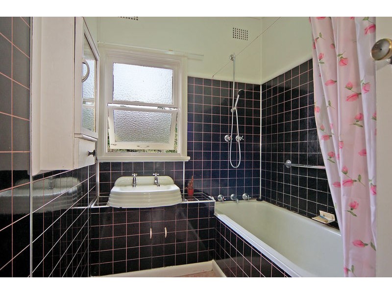 6 Grasmere Street, Mount Saint Thomas NSW 2500