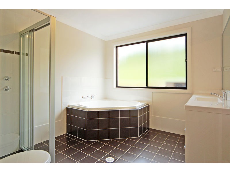 6 Bower Place, Albion Park NSW 2527