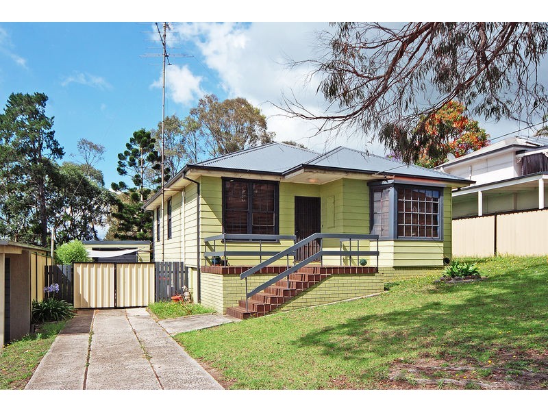 37 Blackman Parade, Unanderra NSW 2526