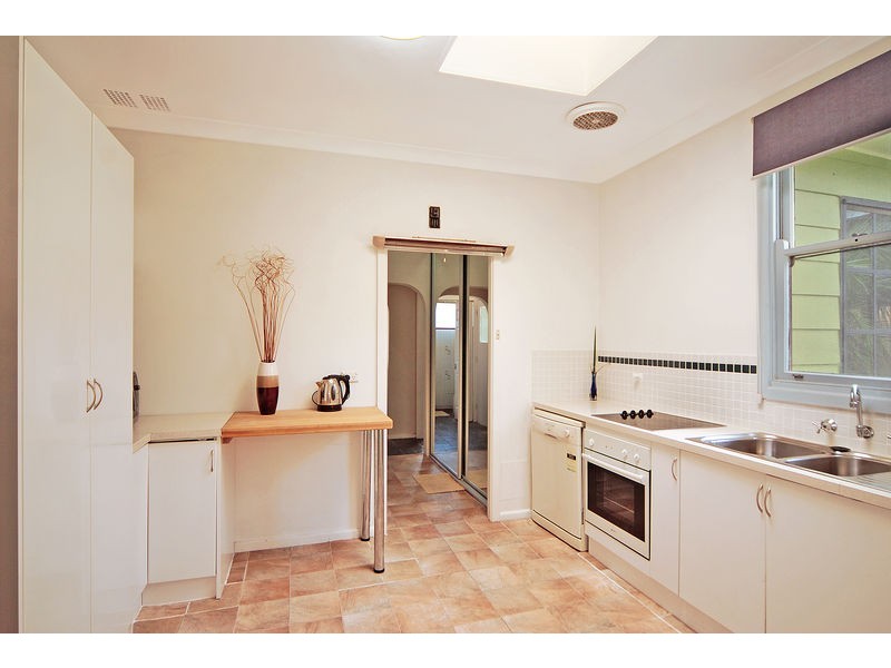 37 Blackman Parade, Unanderra NSW 2526