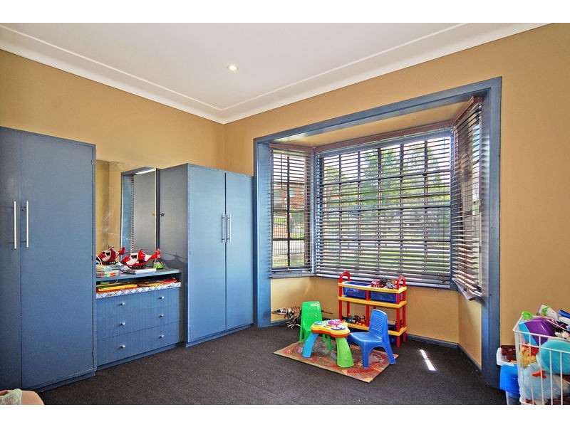 37 Blackman Parade, Unanderra NSW 2526