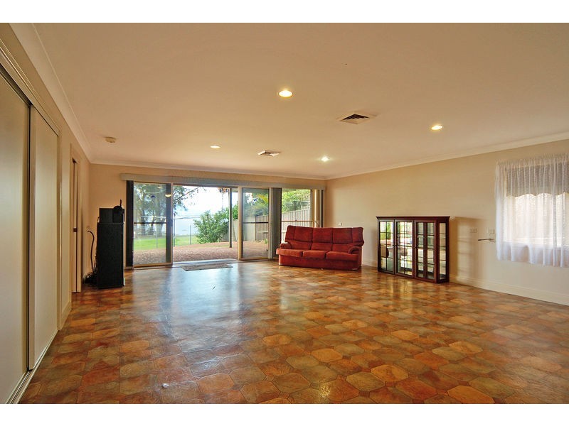 33 The Esplanade, Oak Flats NSW 2529