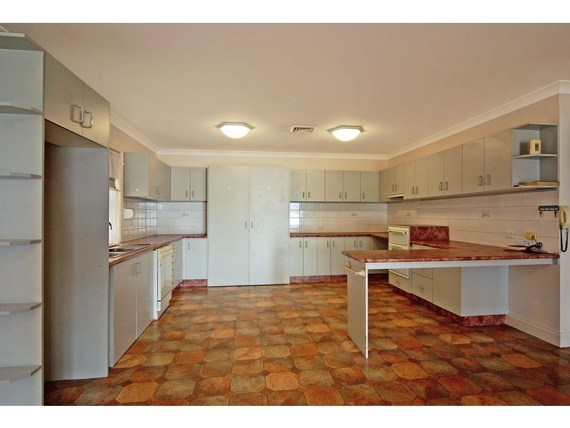 33 The Esplanade, Oak Flats NSW 2529