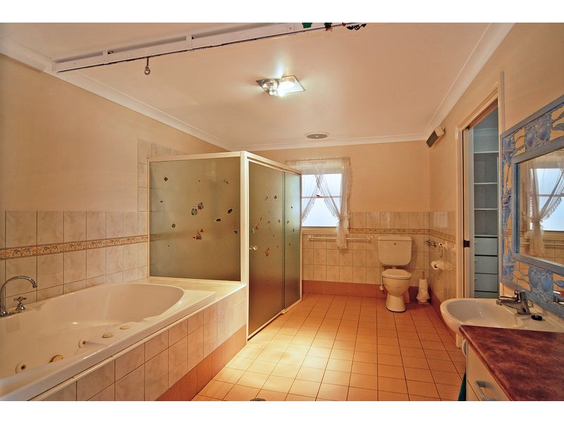 33 The Esplanade, Oak Flats NSW 2529