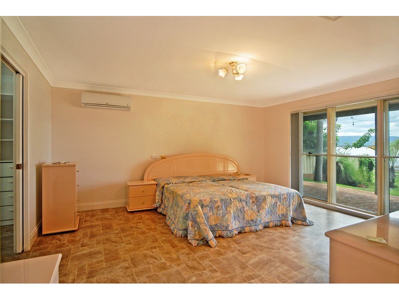 33 The Esplanade, Oak Flats NSW 2529