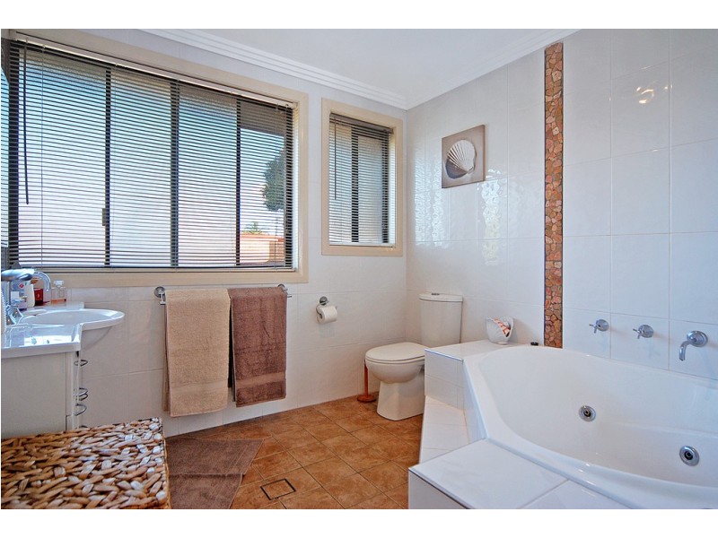 1 Gould Place, Lake Illawarra NSW 2528