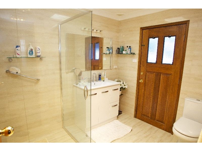 6 Roberts Avenue, Barrack Heights NSW 2528