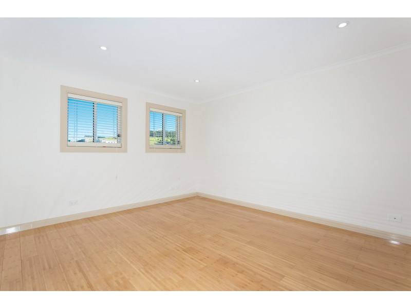 143 Shearwater Drive, Lake Heights NSW 2502