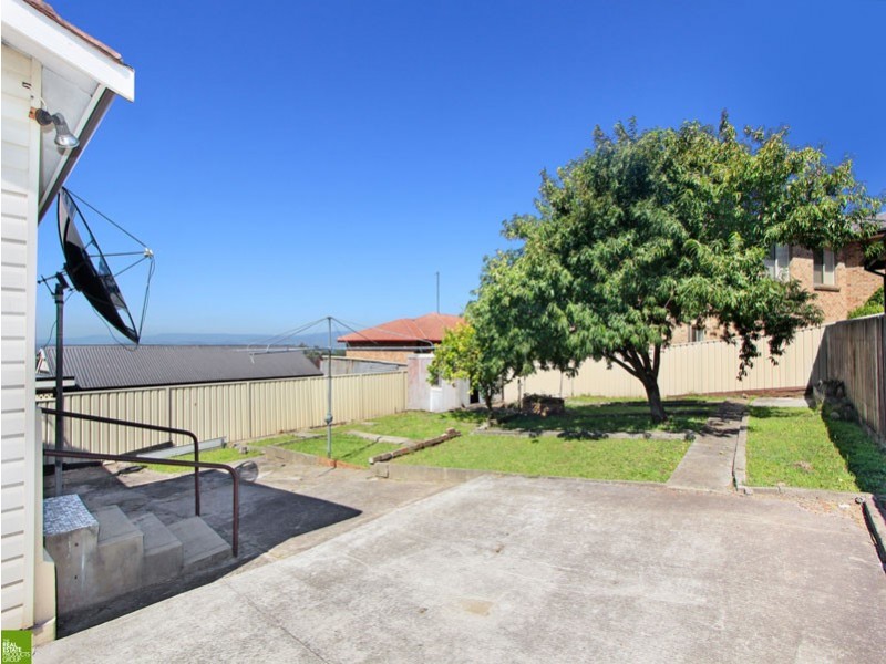 4 Weringa Avenue, Lake Heights NSW 2502