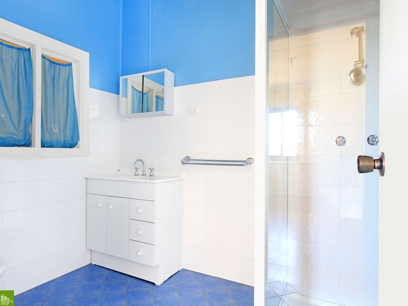 4 Weringa Avenue, Lake Heights NSW 2502