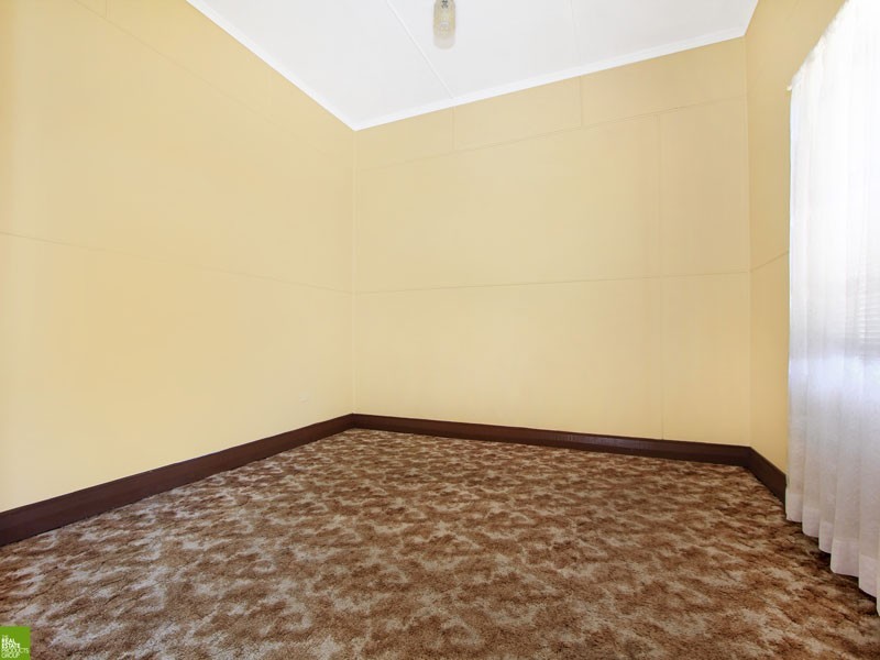 4 Weringa Avenue, Lake Heights NSW 2502