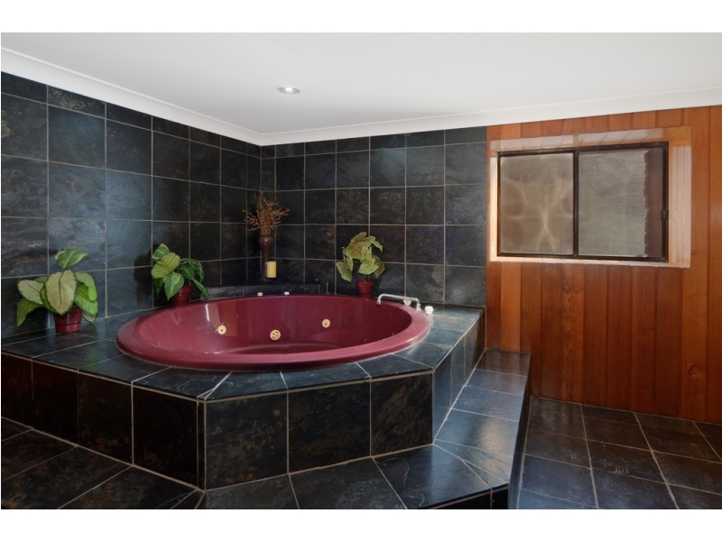 32 Shipton Crescent, Mount Warrigal NSW 2528