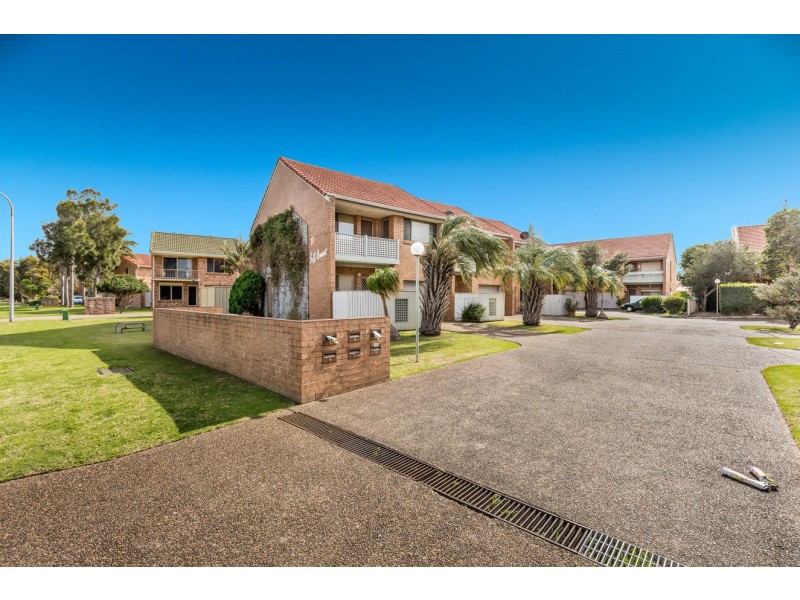 6/11 Grove Circuit, Lake Illawarra NSW 2528