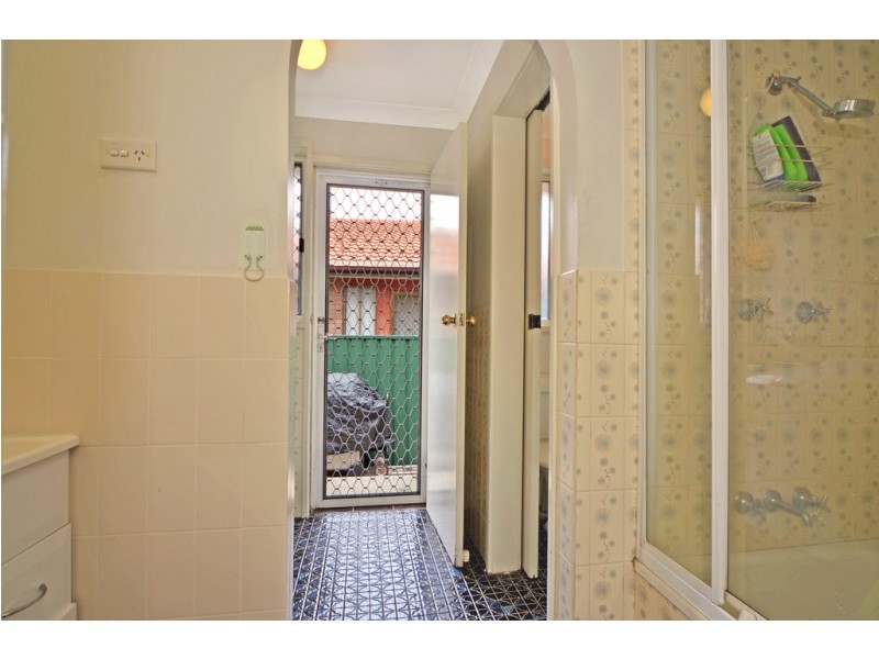 2/36 Roberts Avenue, Barrack Heights NSW 2528