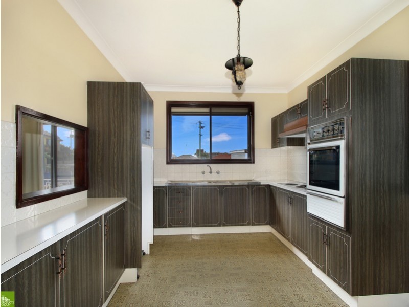 32 Hurry Crescent, Warrawong NSW 2502