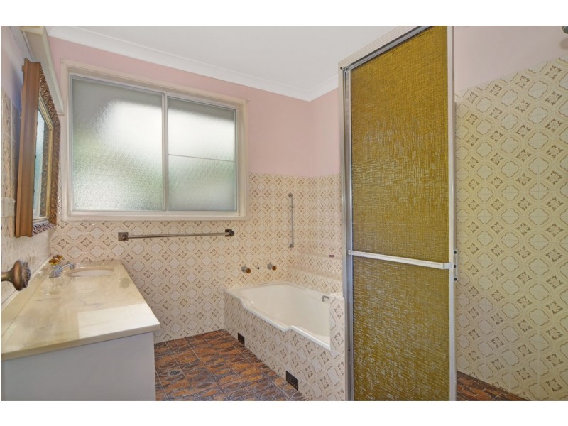 8 Loftus Drive, Barrack Heights NSW 2528